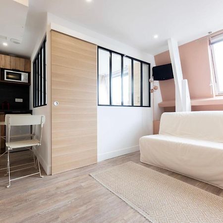Amazing Apartment Under The Roof In Paris 8Th Exteriör bild
