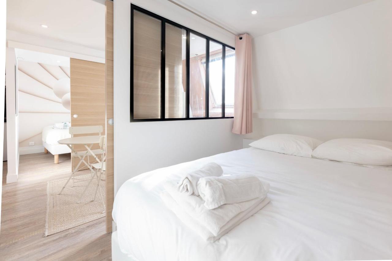 Amazing Apartment Under The Roof In Paris 8Th Exteriör bild